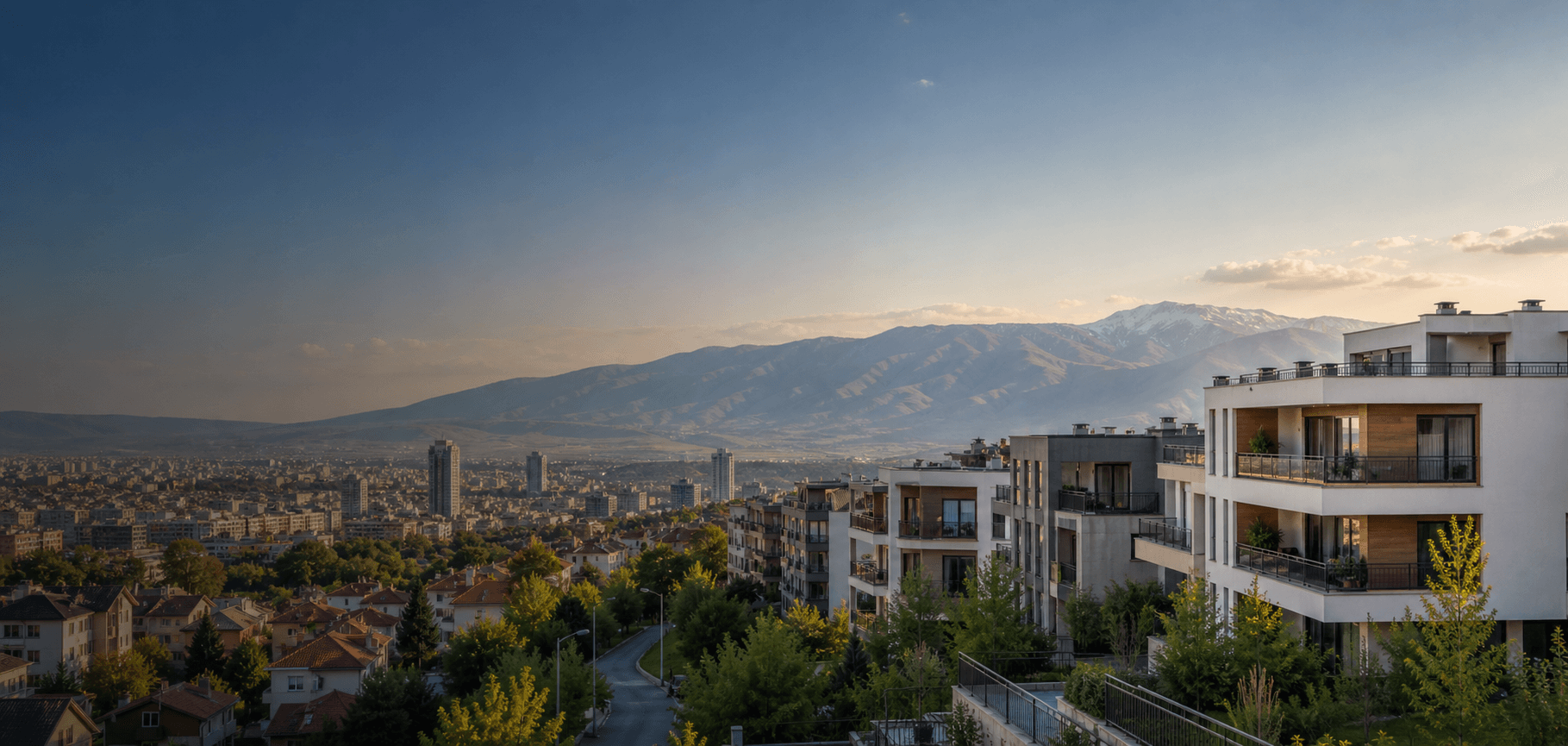 Kosovo met moderne stedelijke vastgoedontwikkeling en bergachtige omgeving